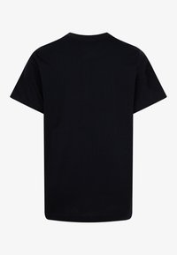 T-shirt nera a maniche corte realizzata in cotone. Collo rotondo classico, vestibilità standard, texture liscia, senza loghi o motivi visibili.
