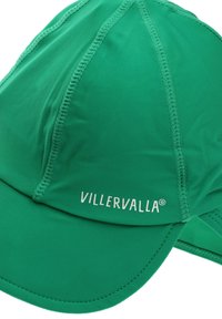 Zielona czapka wykonana z elastycznego materiału z przeszytymi szwami i zakrzywionym daszkiem. Na przodzie znajduje się nazwa marki "VILLERVALLA" w białym kolorze.