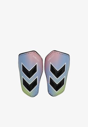 Paar mehrfarbige Fußball-Schienbeinschoner mit schwarzem Chevron-Design und "SUPER LIGHT" Text, links und rechts markiert.