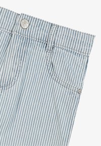 Vaaleansiniset ja valkoiset raidoitetut farkkushortsit, joissa on metallipainike ja etutasku. Mukana ommeltu vyötärö ja teksturoitu kangas.