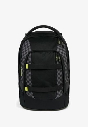 Schwarzer Rucksack mit Karomuster, ausgestattet mit verstellbaren Trägern, mehreren Reißverschlüssen und einer strapazierfähigen Stoffstruktur.