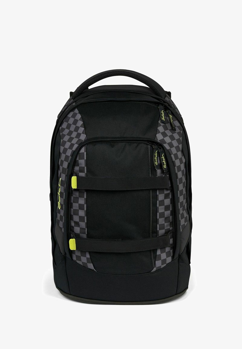 Zaino nero con motivo a scacchi, dotato di spallacci regolabili, multiple zip e una texture in tessuto resistente.