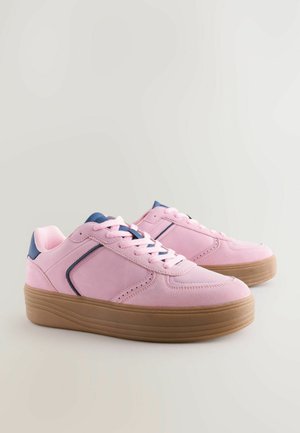 Rosa Wildledersneaker mit marineblauen Akzenten, runder Zehenpartie, flacher, beiger Gummisohle und klassischem Schnürdesign.