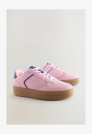 Roosa sametist tossud tumepäevate aktsentidega, ümmargune varvas, lame pruun kummitald ja klassikaline lipsukujundus.