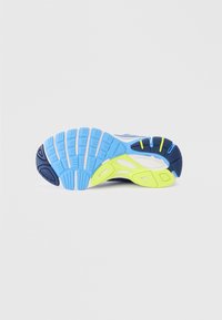 Suola della scarpa caratterizzata da un design multicolore con sezioni blu, verde e blu scuro, battistrada testurizzato e scanalature distintive per la trazione.