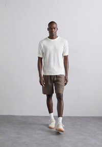 Emporio Armani BERMUDA - Šortky - marrone