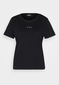 T-shirt noir à manches courtes avec un col rond et trois petites icônes de cœur roses centrées sur la poitrine.