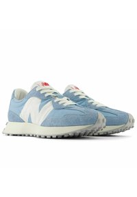 Ljusblå sneakers med mocka- och meshmaterial, med en vit logotyp, krämfärgad sula och texturerad gummiyttersula. Vita skosnören fulländar designen.