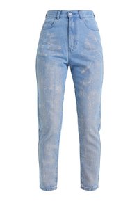 Světle modré džíny z denimu s vysokým pasem, tapered nohavicemi a vybledlým vzhledem. Mají přední zapínání na knoflík a pět kapes.