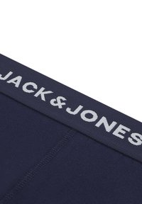 Dunkelmarineblaue Baumwollslips mit einem weichen elastischen Bund, auf dem "JACK & JONES" in Grau gedruckt ist. Glatte Textur und minimalistisches Design.