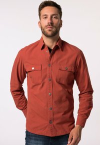 Rotes Baumwollhemd mit zwei Brusttaschen, Druckknöpfen und langen Ärmeln. Der Stoff hat eine glatte Textur und ein klassisches Kragen-Design.