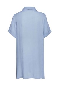 Hele sinine lühikesleevesärk, millel on krae ja tekstureeritud kangas. Omab rullitud varrukaotsi ja kaudset, mugavat lõiget. Näidatud tagantvaade.