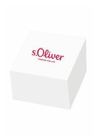Weißer Verpackungskarton mit glatter Textur und einem roten Logo, das "s.Oliver FASHION FOR LIFE" deutlich auf der Oberseite zeigt.