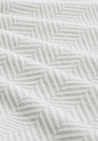 Zacht, gestructureerd stof in lichtgrijs met een ruitpatroon en afwisselend dunne witte strepen zorgt voor een gestikte uitstraling.