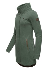 Zöld, hosszú ujjú dzseki magas gallérral, elülső cipzárral, két oldalsó zsebbel és struktúrált anyaggal, vállán logóval ellátott folttal.