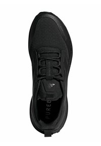 Baskets de sport noires avec une tige en tissu texturé,  bout renforcé et logo proéminent. Design à lacets avec col rembourré et semelle intérieure rembourrée.