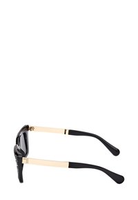 Sorte og guld rektangulære solbriller med sorte tempelspidser, set fra siden med guldarme og sorte rammekanter.