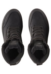 Baskets montantes en cuir noir avec surface texturée, bout rond, œillets renforcés et lacets noirs. Comprend une doublure douce et une étiquette sur la languette.