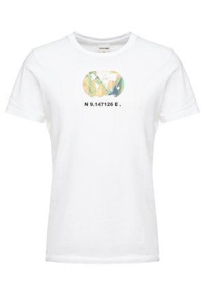 Hvid kortærmet t-shirt med et farverigt abstrakt grafik og sort tekst med teksten "N 9.147126 E." på brystet.
