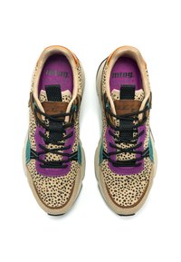 Sneaker con una parte superiore beige maculata, dettagli viola e verde acqua, lacci neri e una suola testurizzata. Presenta un design a pattern e un collo imbottito.