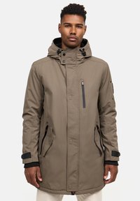 Khaki parka ar rāvējslēdzēju un pogu aizdari, regulējamu kapuci, sānu kabatām un plaukstas siksnām. Gluda, ūdensizturīga auduma.