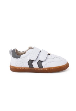 Baskets blanches avec dessus en cuir synthétique, accents gris, deux bandes auto-agrippantes et semelle en caoutchouc marron. Logo en relief sur le talon.