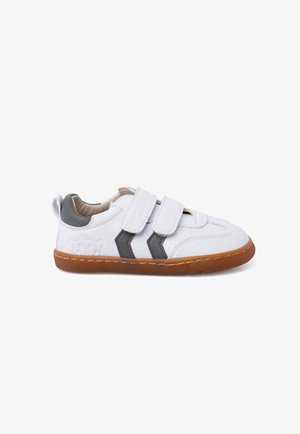 Biały sneaker z syntetyczną skórzaną cholewką, szare akcenty, dwie paski na rzep oraz brązowa gumowa podeszwa. Z białym logo wytłoczonym na pięcie.