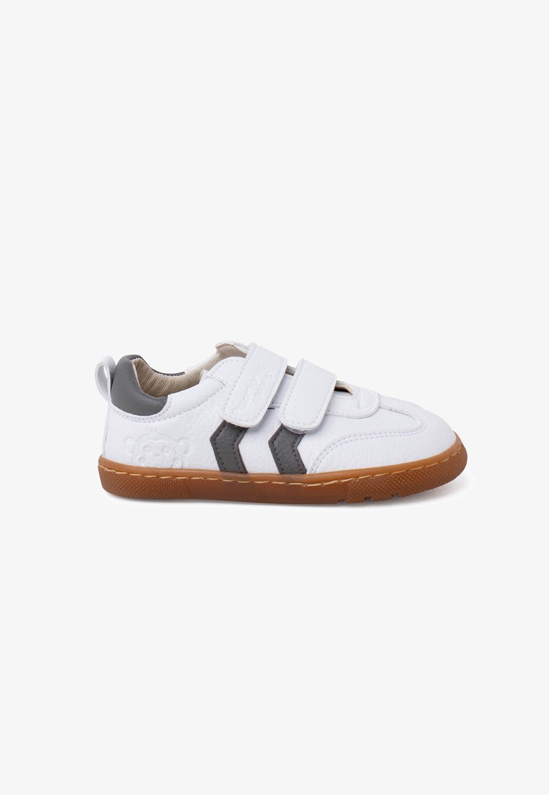 Baskets blanches avec dessus en cuir synthétique, accents gris, deux bandes auto-agrippantes et semelle en caoutchouc marron. Logo en relief sur le talon.