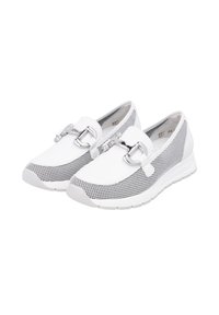 Hvide sportssko med mesh-design, sølvfarvede hardware-detaljer og en polstret sål. Runded tå og slip-on stil for nem påtagning.