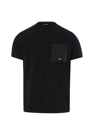 T-shirt noir à manches courtes avec col rond et poche poitrine carrée avec un petit patch logo sur la poche.