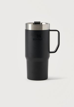 Zwarte reismok van roestvrij staal met handvat en klapdeksel, ontworpen voor hete of koude dranken, rechtopstaand op een witte achtergrond.