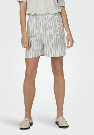 Wit gestreepte shorts met een elastische tailleband en opgerolde hems, gemaakt van een lichte stof. Gepaard met beige instappers.
