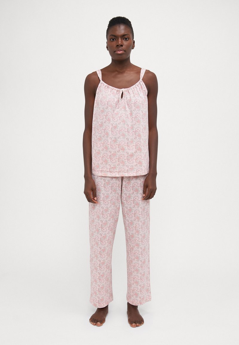 Rosa mönstrad pyjamaset bestående av en ärmlös topp med nyckelhålsdetalj och matchande byxor med lös passform och mjuk tygtstruktur.
