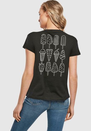 T-shirt nera con una grafica bianca che presenta vari dolci gelati, tra cui ghiaccioli, coni e sundae, stampata sul retro.