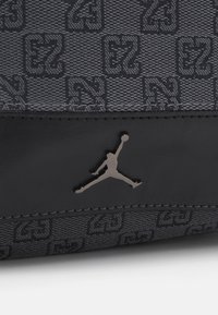 Jordan JAM MONOGRAM MINI MESSENGER BAG  - Borsa a tracolla - dark smoke grey