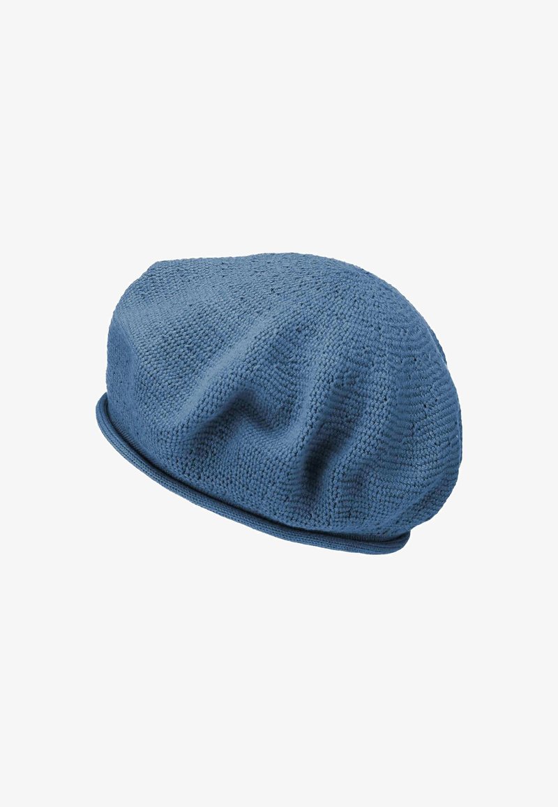Chapeau tricoté bleu de forme arrondie, avec un tissu texturé et une bande fine contrastante autour de la base.