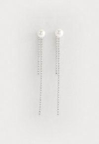 Ασημί κρεμαστά σκουλαρίκια με πέρλα και μακριές αλυσίδες διακοσμημένες με λαμπερούς ρουμπίνους για επιπλέον λεπτομέρεια.