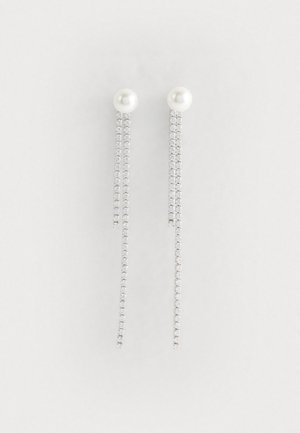 Srebrne kolczyki wiszące z perłowym wkrętem i długimi łańcuszkami z błyszczącymi cyrkoniami dla dodatkowego wykończenia.