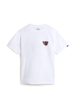 Hvid bomulds t-shirt med korte ærmer, der har et sort og rødt grafisk motiv af en hånd med et "V" logo på venstre bryst.