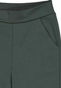 Tmavě zelené tepláky s širokým elastickým pasem, boční kapsou a měkkou texturou látky. Mají hladký povrch a jednoduchý design.