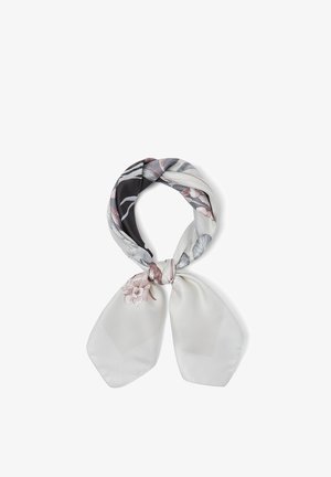 Sciarpa di seta con motivi floreali, attorcigliata e annodata, che mostra delicate tonalità pastello di bianco, nero, grigio e rosa smorzato su uno sfondo bianco.