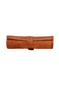 Étui en cuir brun enroulable avec une texture lisse, sécurisé par une sangle, présentant un design simple et des coutures le long des bords.