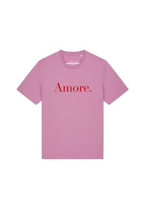 T-shirt manches courtes lavande avec texte rouge "Amore." centré sur le devant et col rond.