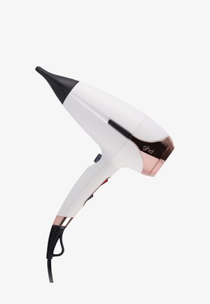 Witte en roségouden professionele haardroger met zwarte mondstuk en afhangend netsnoer, zijaanzicht op witte achtergrond.