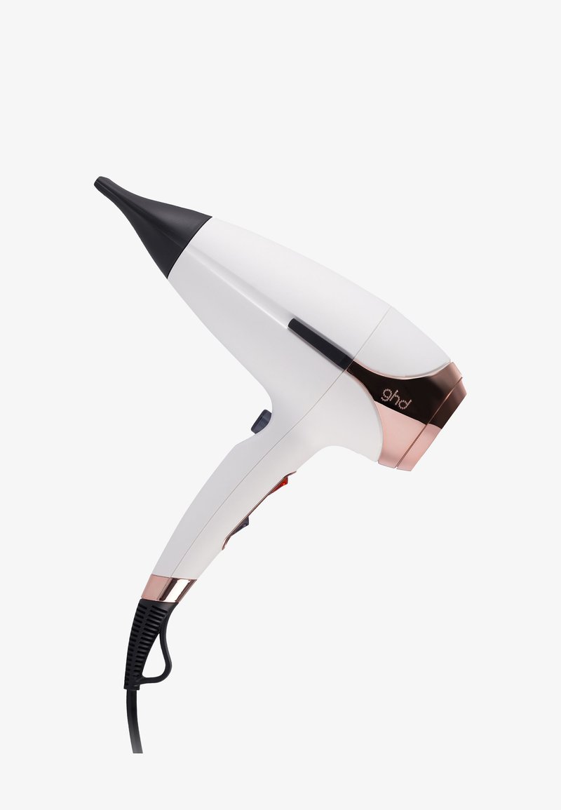 Sèche-cheveux professionnel en blanc et or rose avec embout noir et cordon d'alimentation suspendu, vue latérale sur fond blanc.