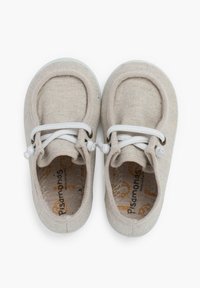 Hellbeige Leinenschuhe mit elastischen Schnürsenkeln und abgerundeten Kanten. Weicher Stoff, weiße Gummisohlen und gemustertes Innenfutter.