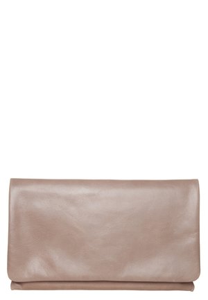 Pochette en cuir taupe doux avec rabat repliable et texture lisse, présentée sur un fond blanc.