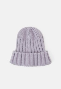 Gorro de malha em lavanda clara, com textura canelada, material suave e design de barra dobrada.