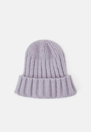 Gorro de malha em lavanda clara, com textura canelada, material suave e design de barra dobrada.