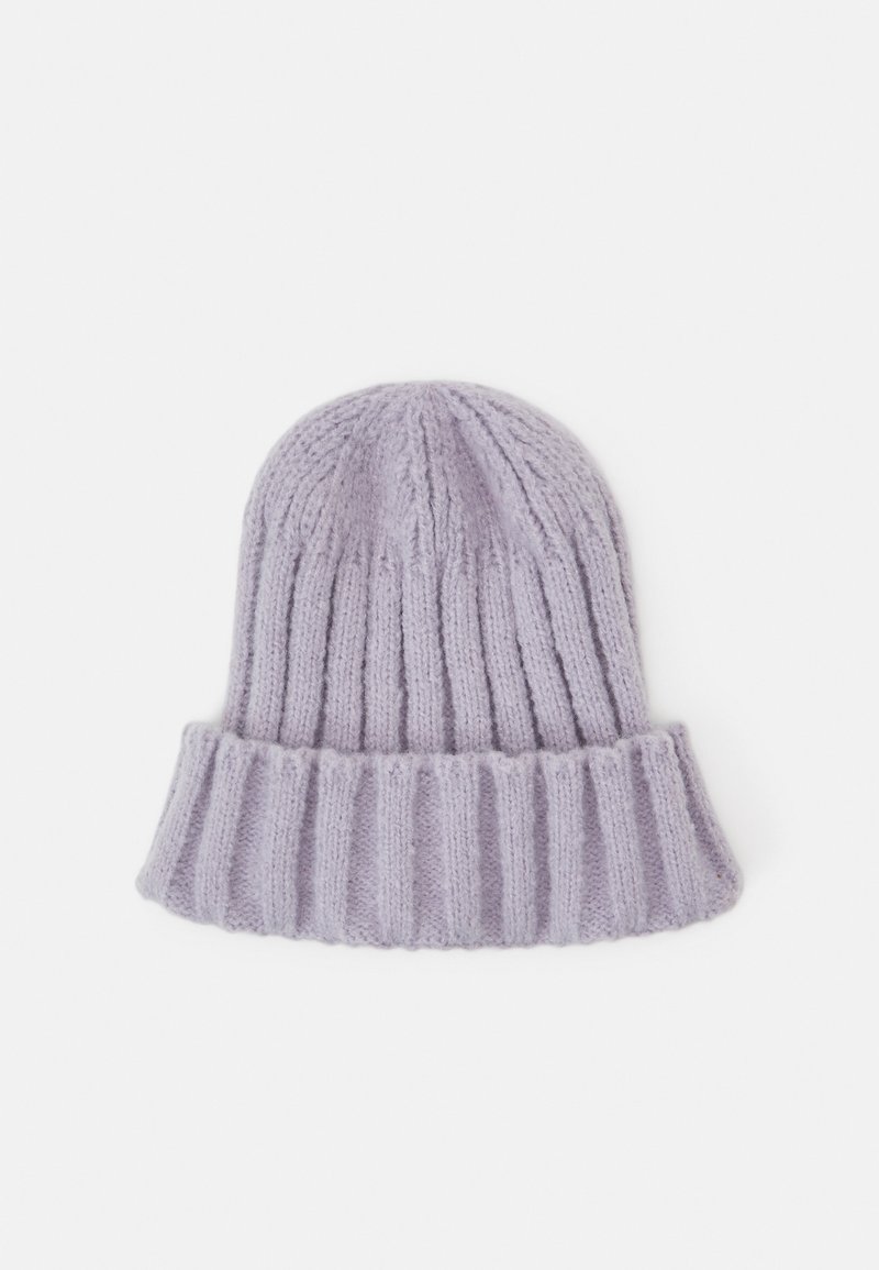 Gorro de malha em lavanda clara, com textura canelada, material suave e design de barra dobrada.